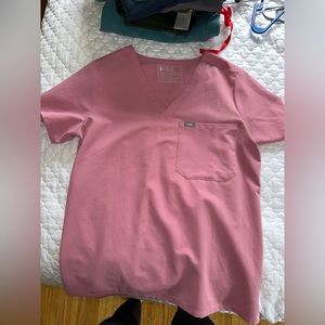 Women’s figs medium chalk pink scrub top